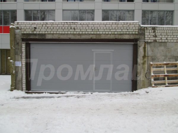 Гаражные секционные ворота с калиткой
