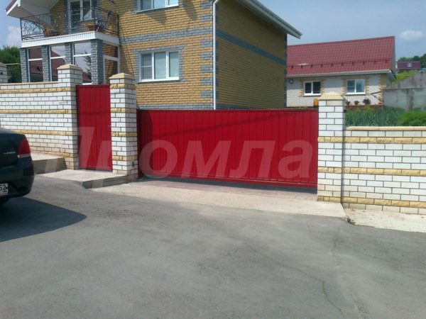 Сдвижные автоматические ворота с калиткой из профнастила