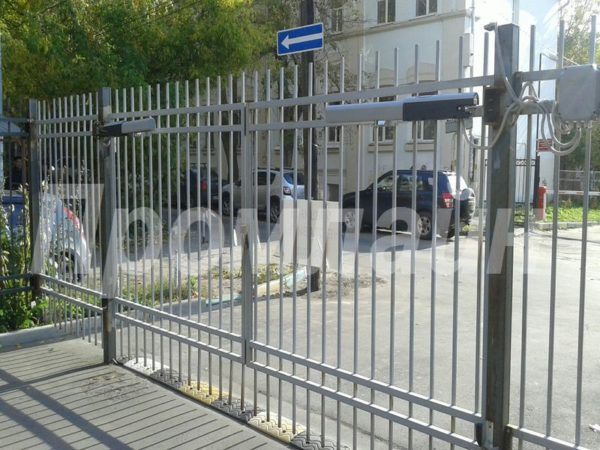 Автоматические распашные ворота из профильной трубы