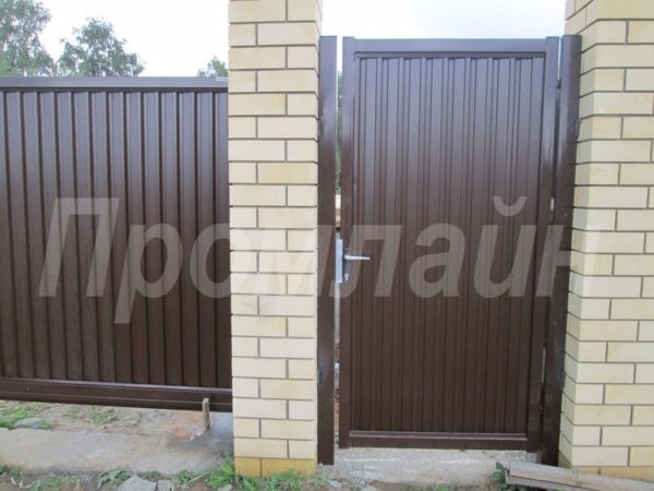 Сдвижные ворота и калитка из профнастила