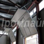 Промышленные секционные подъемные ворота Doorhan с калиткой
