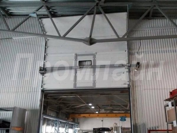 Промышленные секционные ворота Doorhan ISD01 со встроенной калиткой