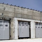 Автоматические промышленные подъемные ворота с калиткой и окнами