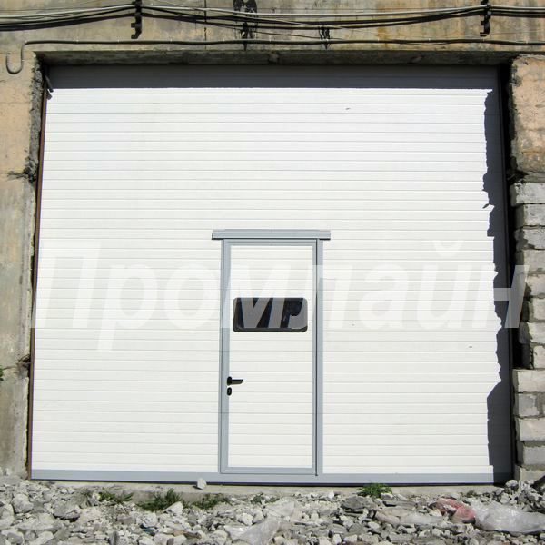 Секционные подъемные ворота Doorhan с калиткой