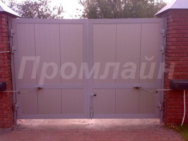 Распашные ворота из сэндвич панелей с электроприводом