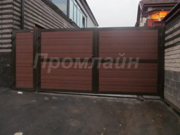 распашные ворота из сэндвич панелей с калиткой