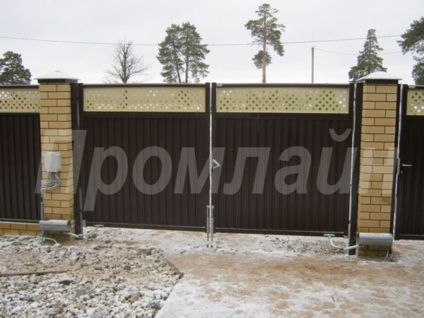 Автоматические распашные ворота из профнастила