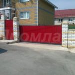 Сдвижные автоматические ворота с калиткой из профнастила