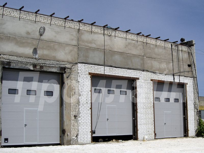 Автоматические промышленные подъемные ворота с калиткой и окнами