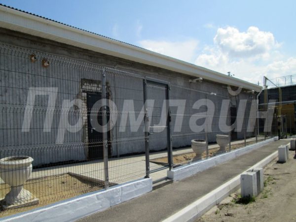 Ограждения из сварной металлической сетки с калиткой
